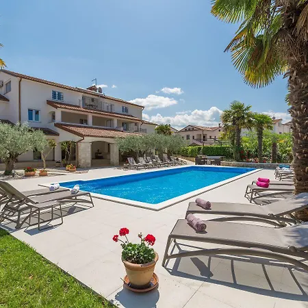 Apartman Bezauberndes Mit Grossem Pool, Privatem Balkon, Bbq, Nur 800 Meter Zum Porec