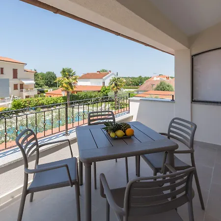 Apartman Bezauberndes Mit Grossem Pool, Privatem Balkon, Bbq, Nur 800 Meter Zum