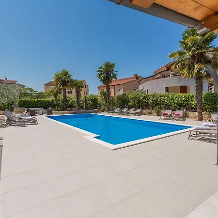 Bezauberndes Mit Grossem Pool, Privatem Balkon, Bbq, Nur 800 Meter Zum Апартаменты Пореч