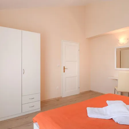 Bezauberndes Mit Grossem Pool, Privatem Balkon, Bbq, Nur 800 Meter Zum Апартаменты