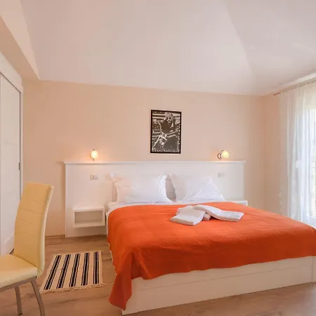 Bezauberndes Mit Grossem Pool, Privatem Balkon, Bbq, Nur 800 Meter Zum Пореч