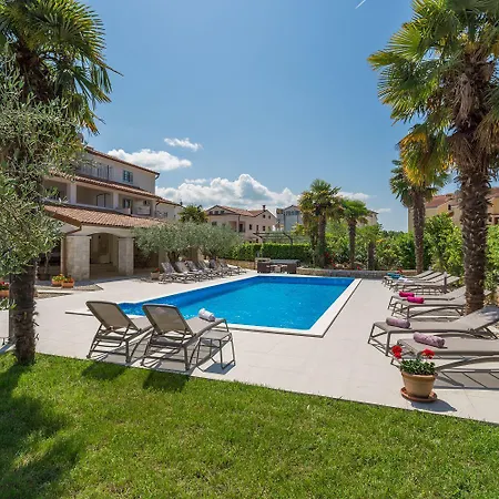 Bezauberndes Mit Grossem Pool, Privatem Balkon, Bbq, Nur 800 Meter Zum Apartment Porec