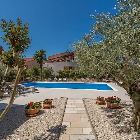 Bezauberndes Mit Grossem Pool, Privatem Balkon, Bbq, Nur 800 Meter Zum Apartment *