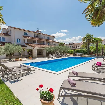 Bezauberndes Mit Grossem Pool, Privatem Balkon, Bbq, Nur 800 Meter Zum Porec