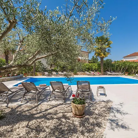 Apartment Bezauberndes Mit Grossem Pool, Privatem Balkon, Bbq, Nur 800 Meter Zum