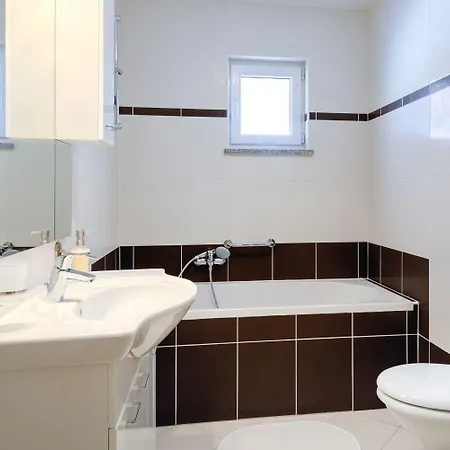 Apartment Bezauberndes Mit Grossem Pool, Privatem Balkon, Bbq, Nur 800 Meter Zum Porec