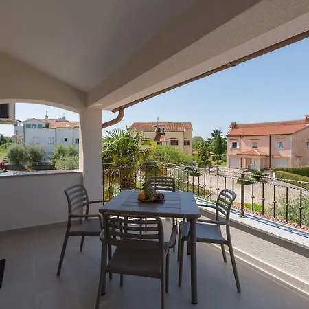 Bezauberndes Mit Grossem Pool, Privatem Balkon, Bbq, Nur 800 Meter Zum * Porec