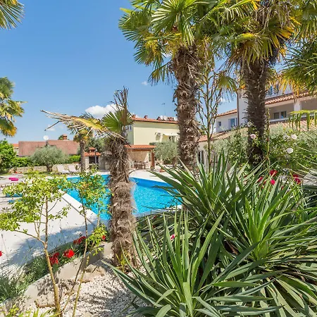 Bezauberndes Mit Grossem Pool, Privatem Balkon, Bbq, Nur 800 Meter Zum Porec