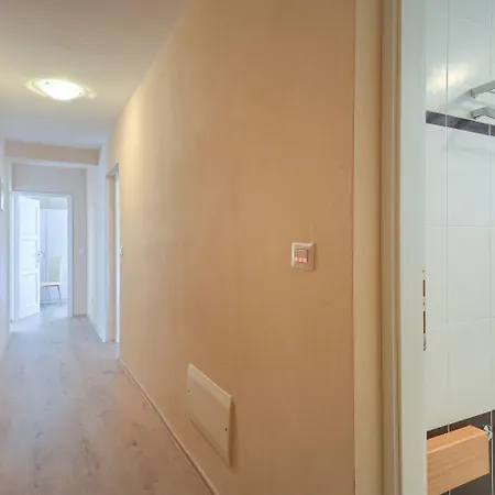 Bezauberndes Mit Grossem Pool, Privatem Balkon, Bbq, Nur 800 Meter Zum Apartment *