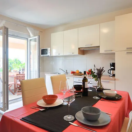 Apartment Bezauberndes Mit Grossem Pool, Privatem Balkon, Bbq, Nur 800 Meter Zum Porec