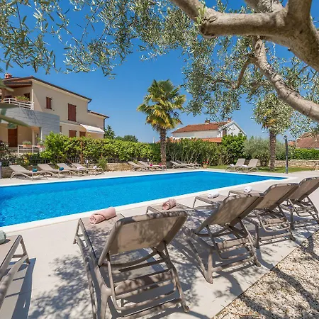 Bezauberndes Mit Grossem Pool, Privatem Balkon, Bbq, Nur 800 Meter Zum Apartment Porec
